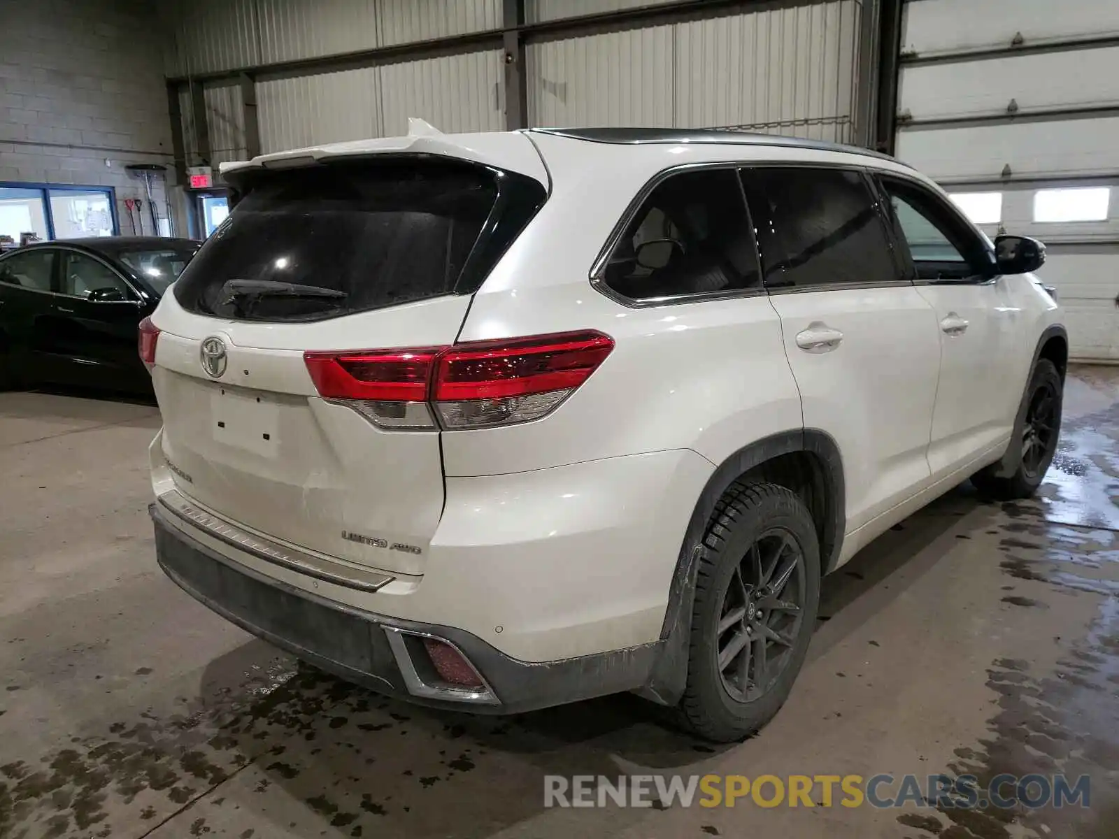 4 Photograph of a damaged car 5TDDZRFH2KS940826 TOYOTA HIGHLANDER 2019