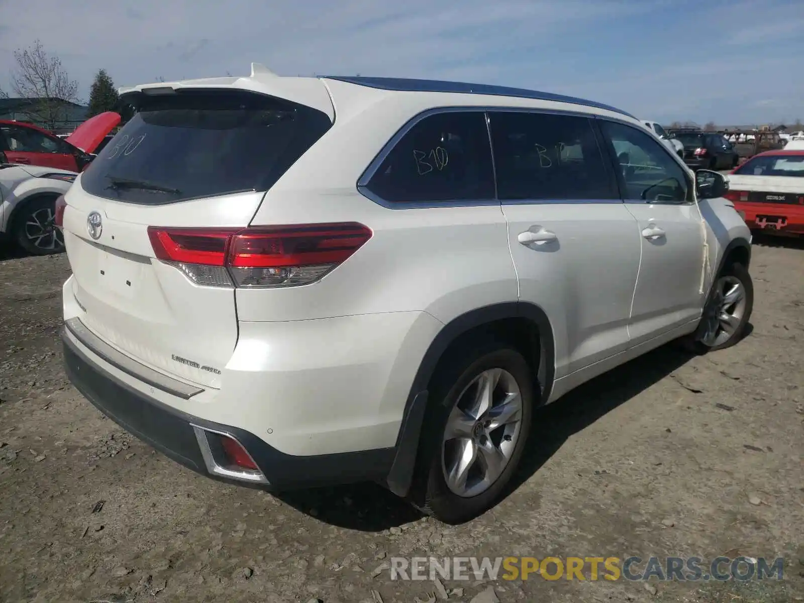 4 Photograph of a damaged car 5TDDZRFH2KS946223 TOYOTA HIGHLANDER 2019