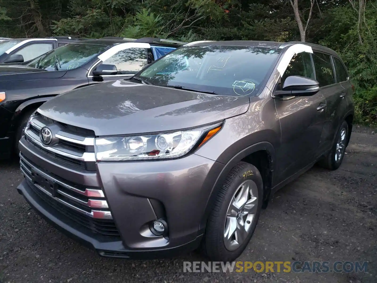 2 Photograph of a damaged car 5TDDZRFH2KS982008 TOYOTA HIGHLANDER 2019