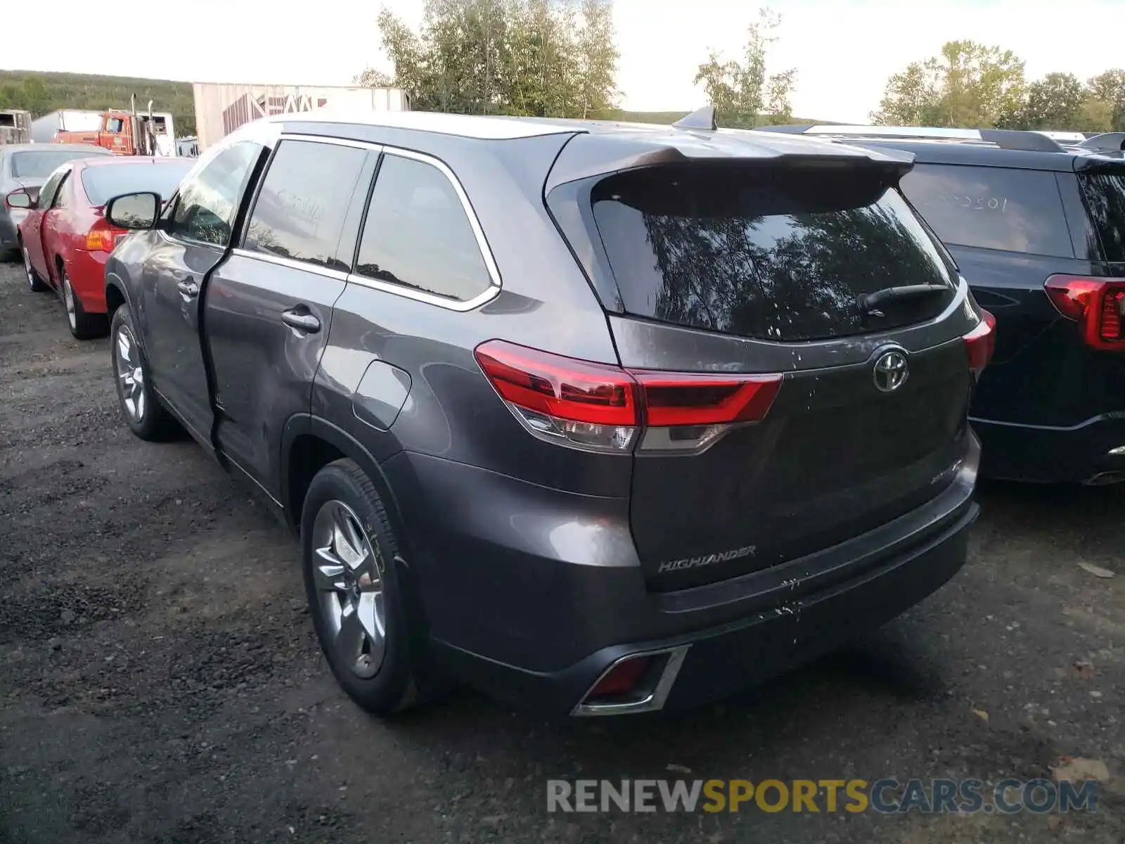 3 Photograph of a damaged car 5TDDZRFH2KS982008 TOYOTA HIGHLANDER 2019