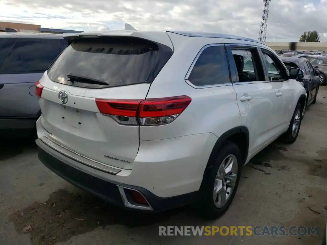 4 Photograph of a damaged car 5TDDZRFH2KS985894 TOYOTA HIGHLANDER 2019