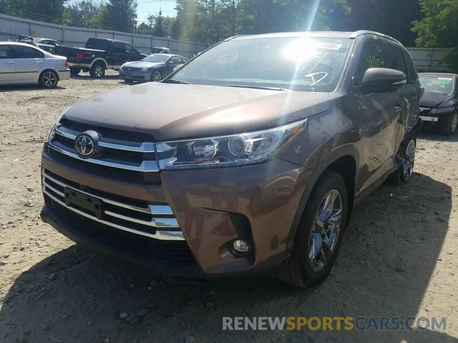 2 Photograph of a damaged car 5TDDZRFH2KS991095 TOYOTA HIGHLANDER 2019