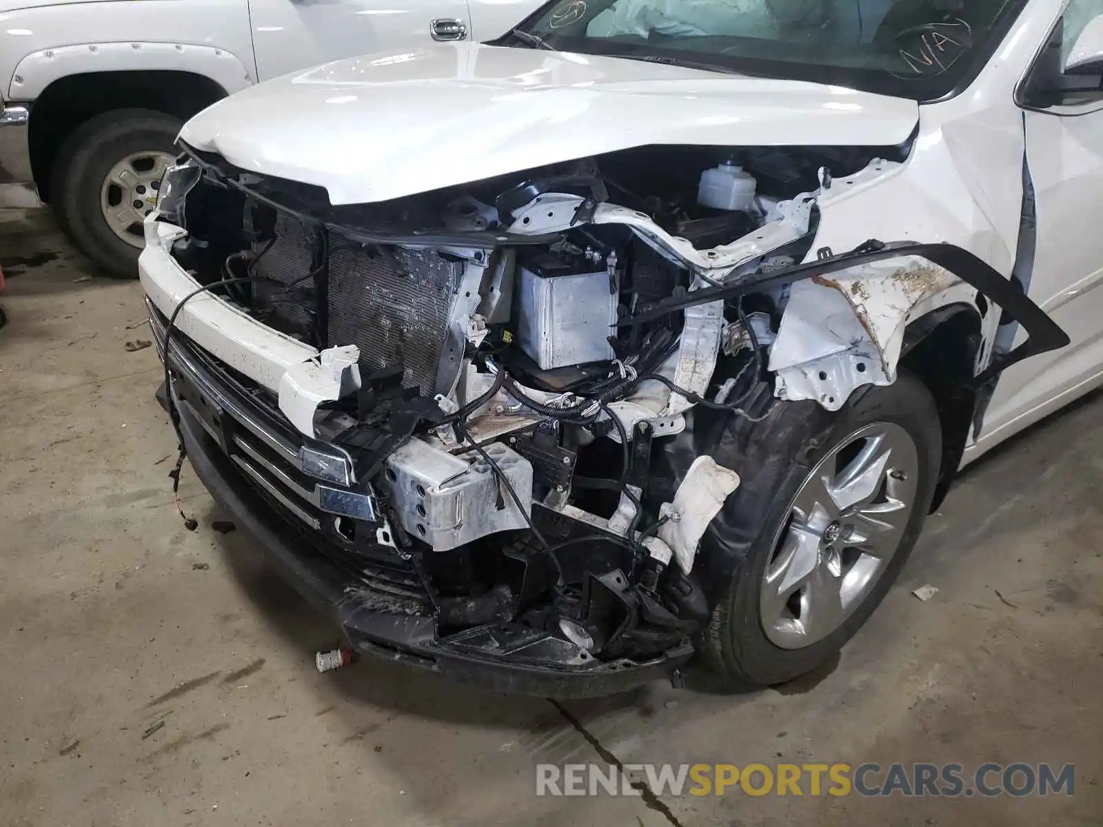 9 Photograph of a damaged car 5TDDZRFH2KS991310 TOYOTA HIGHLANDER 2019