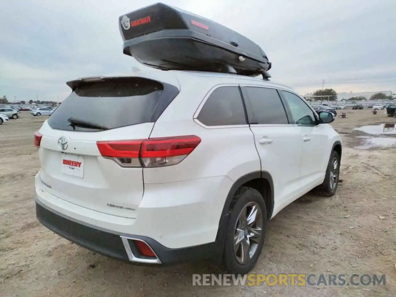 4 Photograph of a damaged car 5TDDZRFH3KS700135 TOYOTA HIGHLANDER 2019