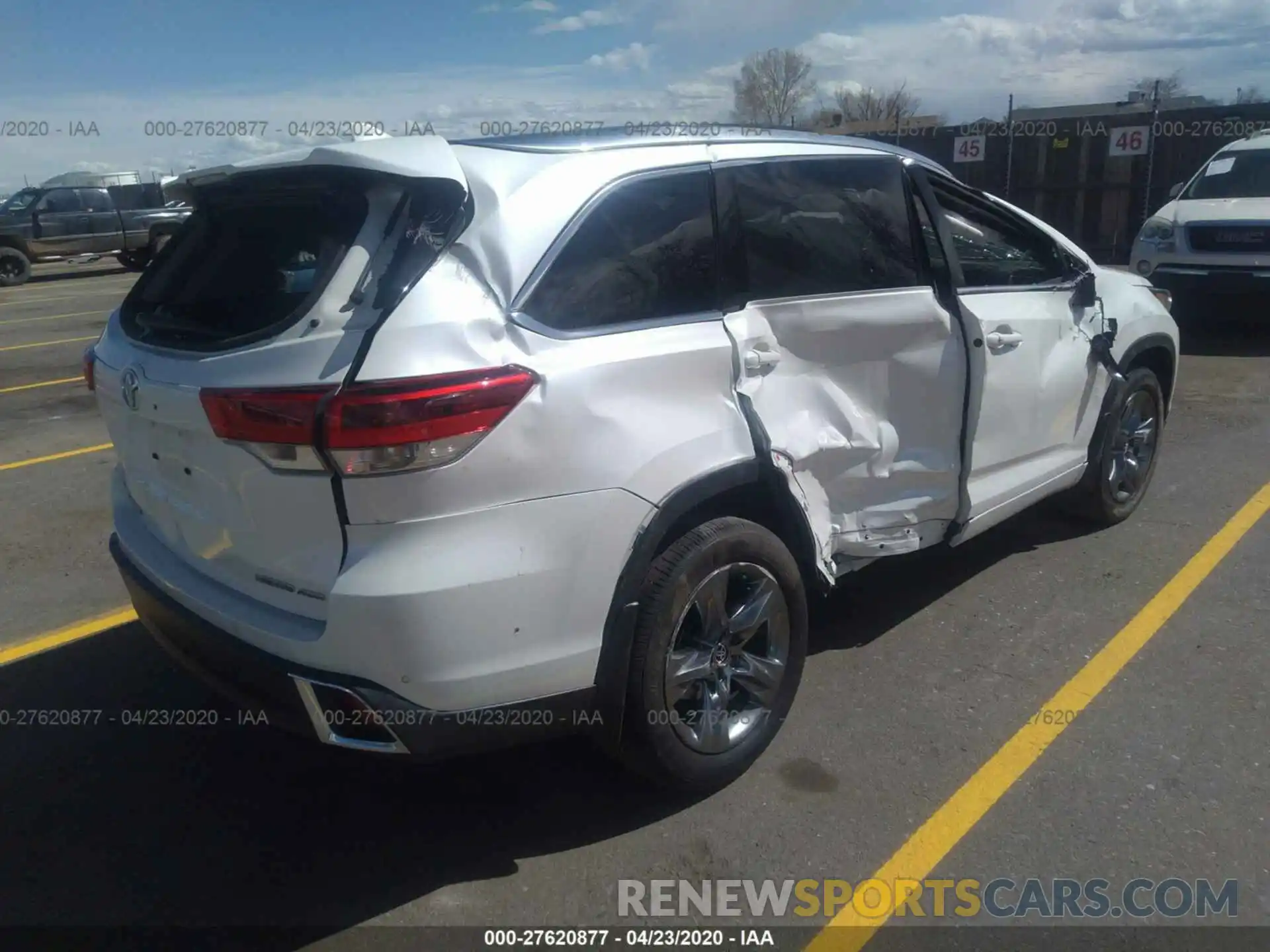 4 Photograph of a damaged car 5TDDZRFH3KS702421 TOYOTA HIGHLANDER 2019