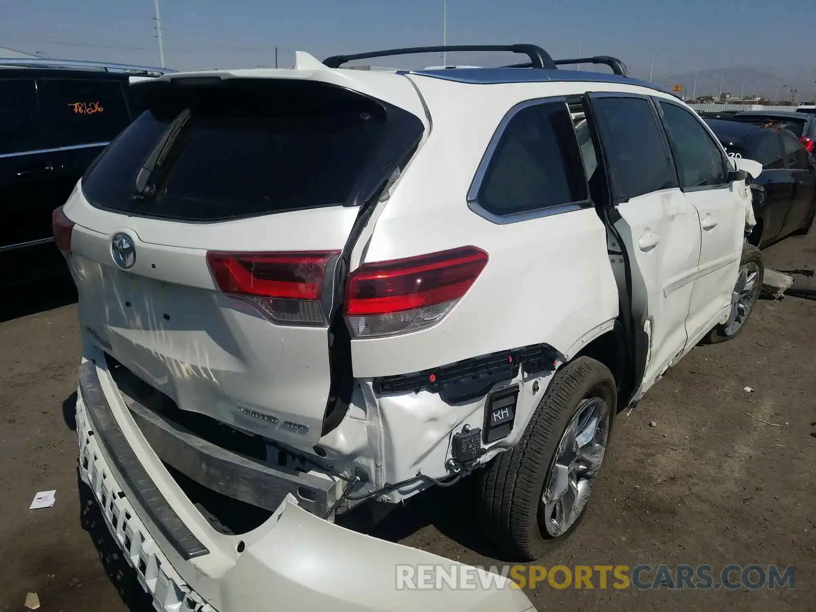 4 Photograph of a damaged car 5TDDZRFH3KS727643 TOYOTA HIGHLANDER 2019