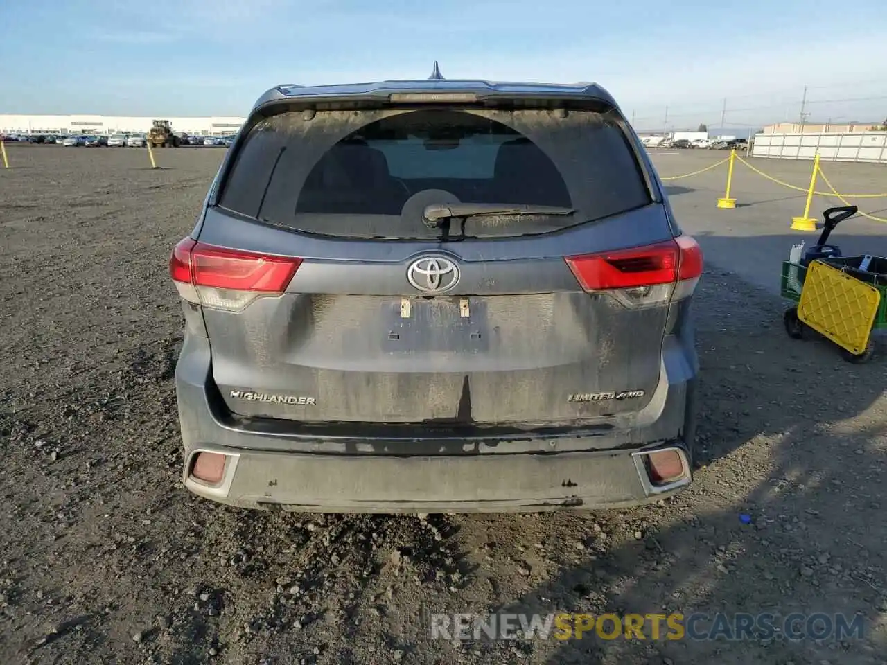 6 Photograph of a damaged car 5TDDZRFH3KS735936 TOYOTA HIGHLANDER 2019