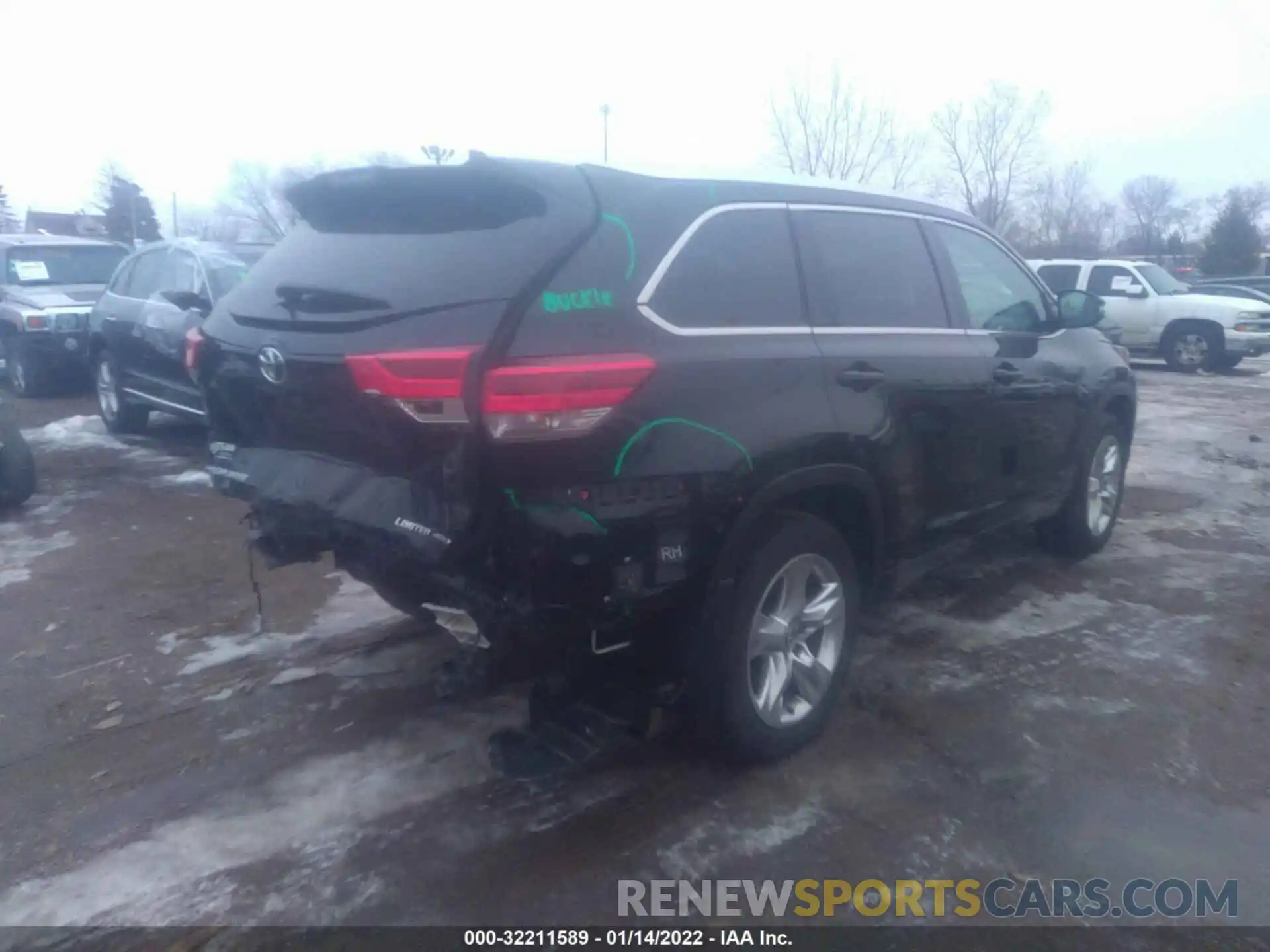 4 Photograph of a damaged car 5TDDZRFH3KS736696 TOYOTA HIGHLANDER 2019