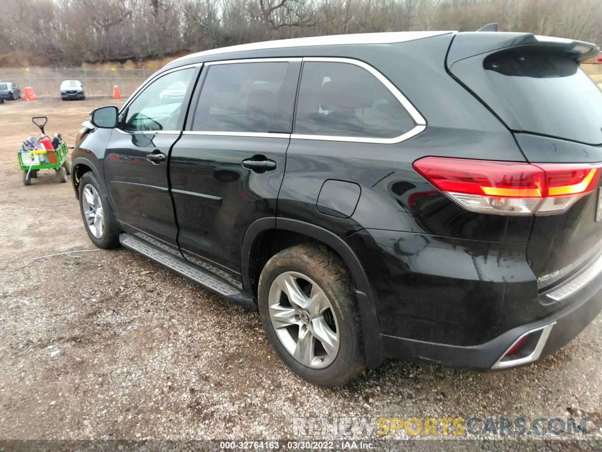 3 Photograph of a damaged car 5TDDZRFH3KS919399 TOYOTA HIGHLANDER 2019