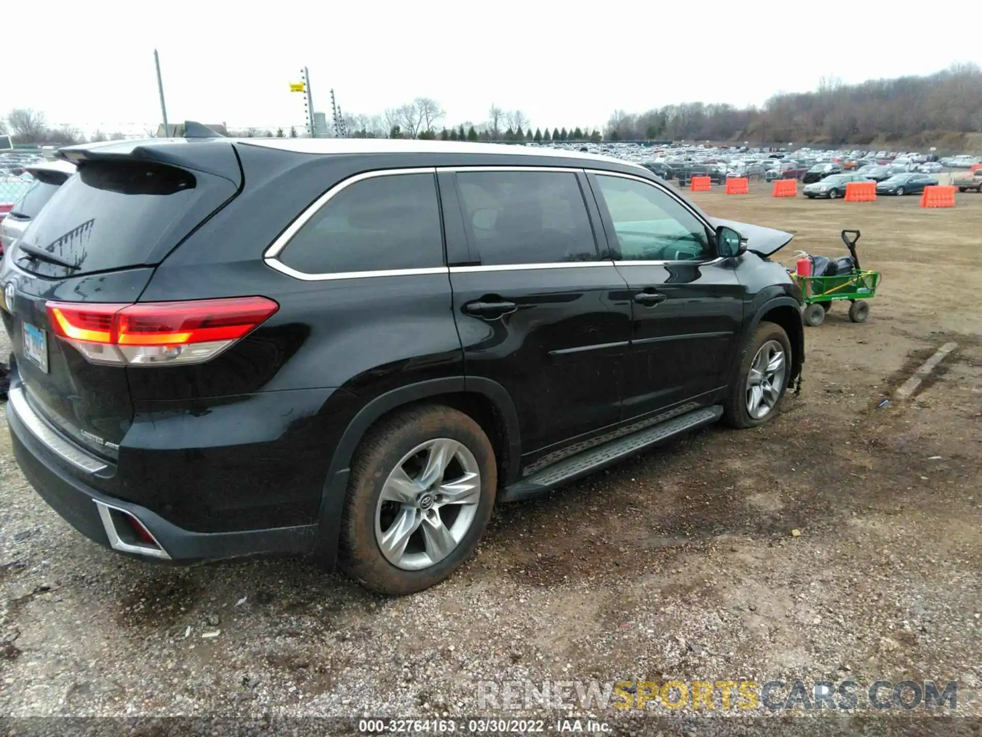 4 Photograph of a damaged car 5TDDZRFH3KS919399 TOYOTA HIGHLANDER 2019