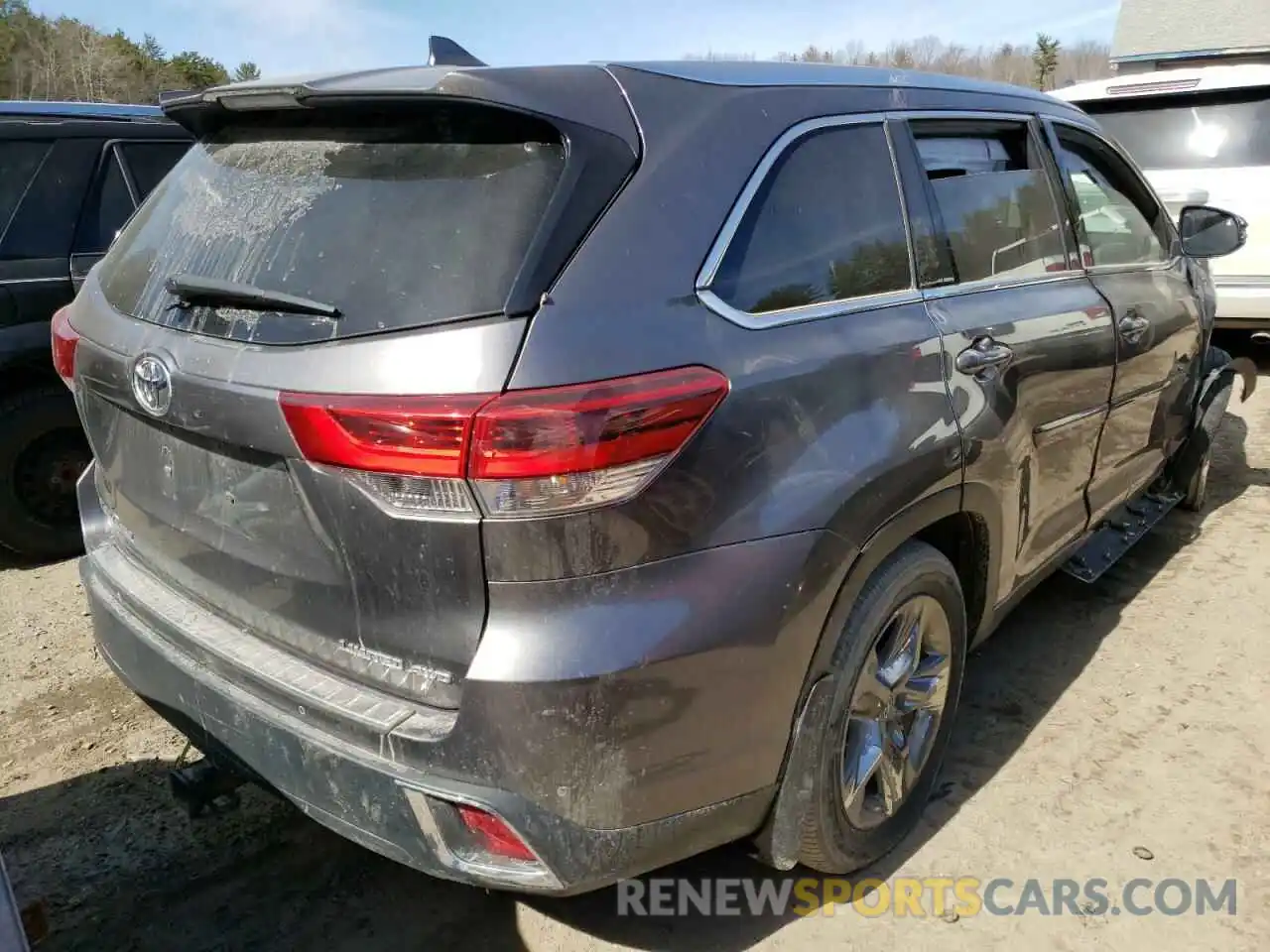 4 Photograph of a damaged car 5TDDZRFH3KS924246 TOYOTA HIGHLANDER 2019