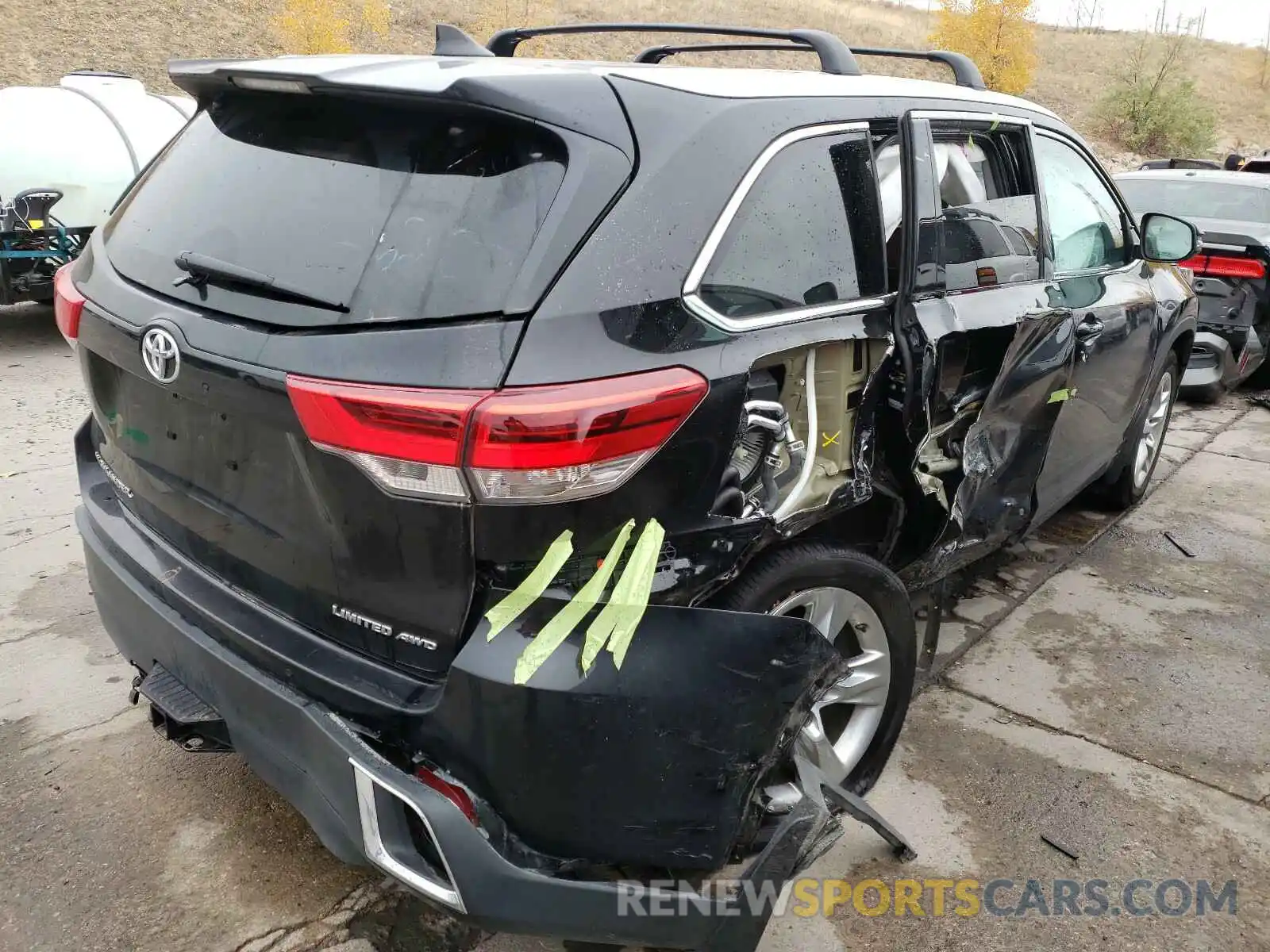 4 Photograph of a damaged car 5TDDZRFH3KS942083 TOYOTA HIGHLANDER 2019