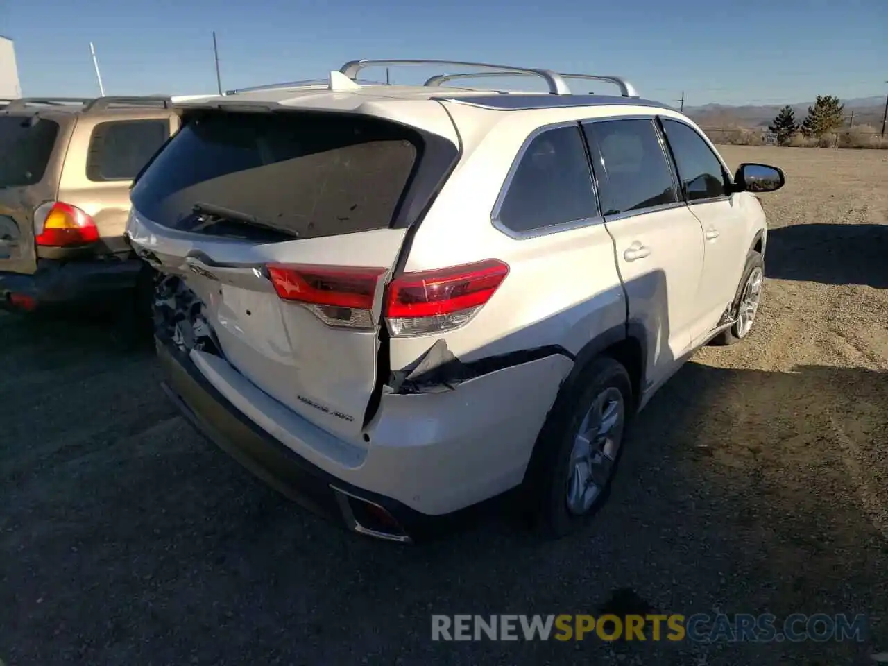 4 Photograph of a damaged car 5TDDZRFH3KS949616 TOYOTA HIGHLANDER 2019