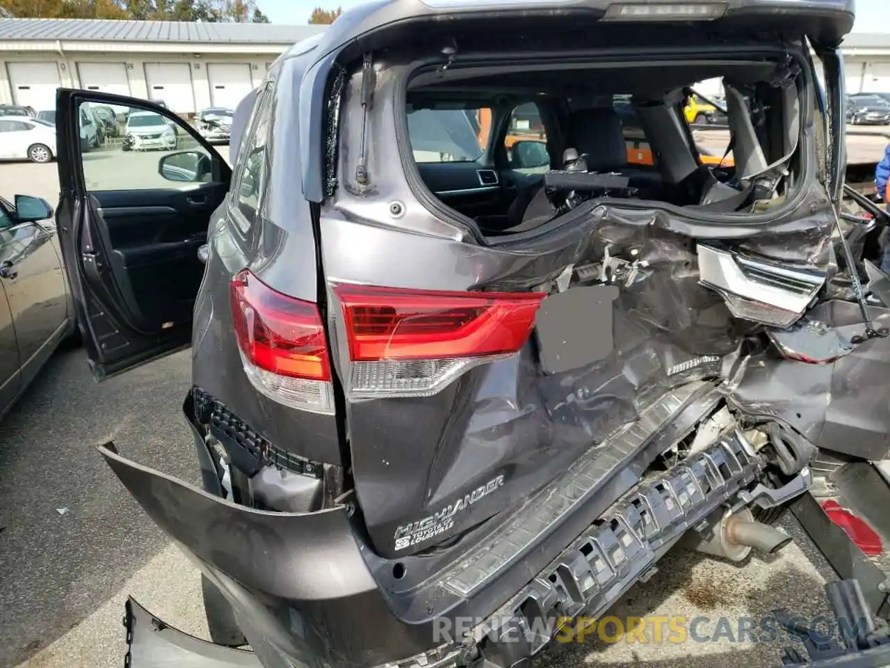 9 Photograph of a damaged car 5TDDZRFH3KS958994 TOYOTA HIGHLANDER 2019