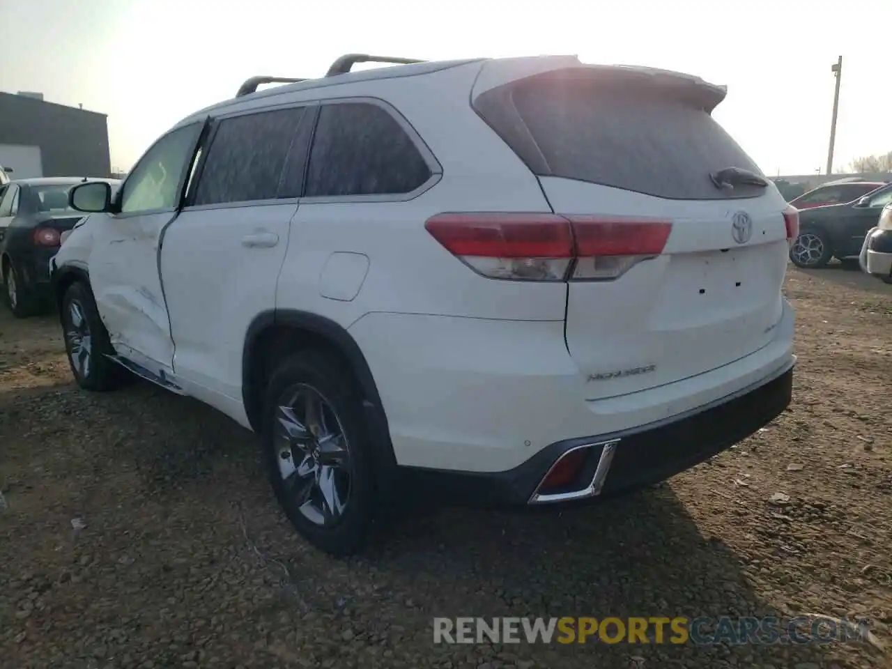 3 Photograph of a damaged car 5TDDZRFH3KS975813 TOYOTA HIGHLANDER 2019