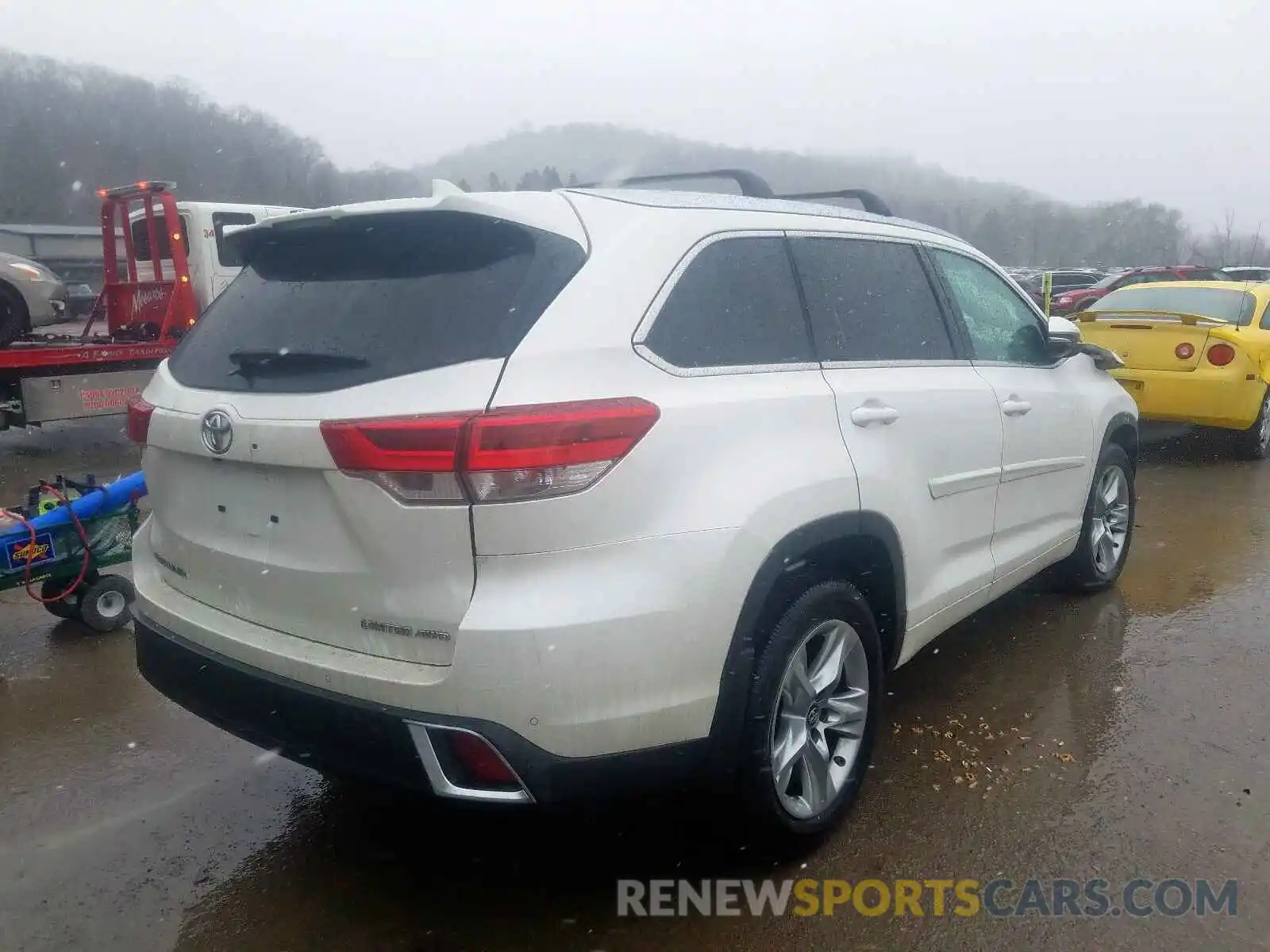 4 Photograph of a damaged car 5TDDZRFH3KS976332 TOYOTA HIGHLANDER 2019