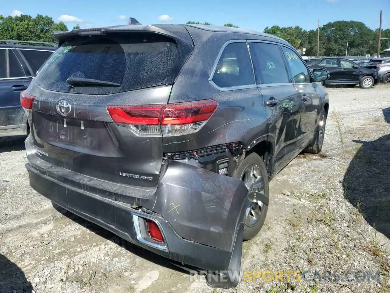 4 Photograph of a damaged car 5TDDZRFH3KS978291 TOYOTA HIGHLANDER 2019