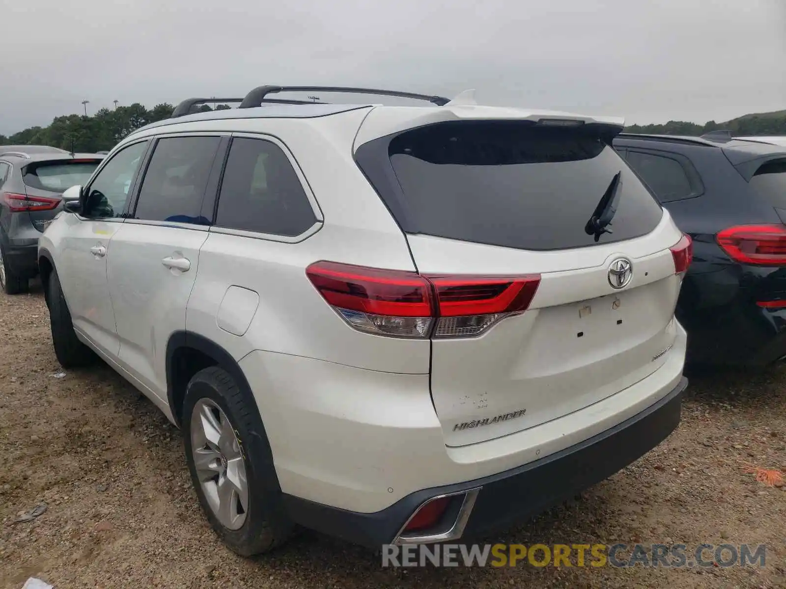 3 Photograph of a damaged car 5TDDZRFH3KS979344 TOYOTA HIGHLANDER 2019