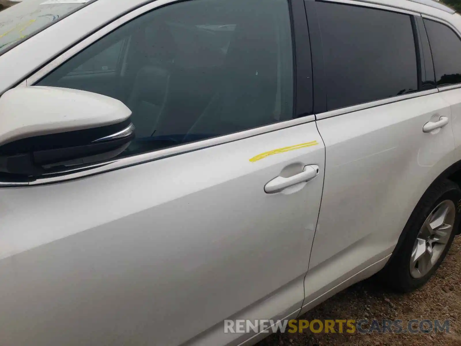 9 Photograph of a damaged car 5TDDZRFH3KS979344 TOYOTA HIGHLANDER 2019