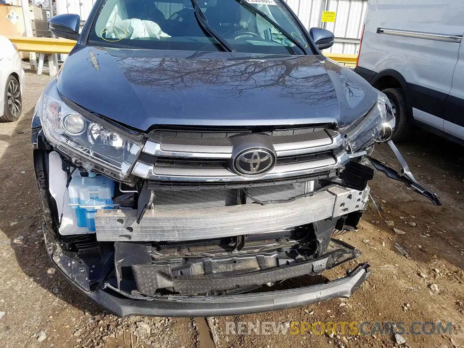 9 Photograph of a damaged car 5TDDZRFH3KS981143 TOYOTA HIGHLANDER 2019