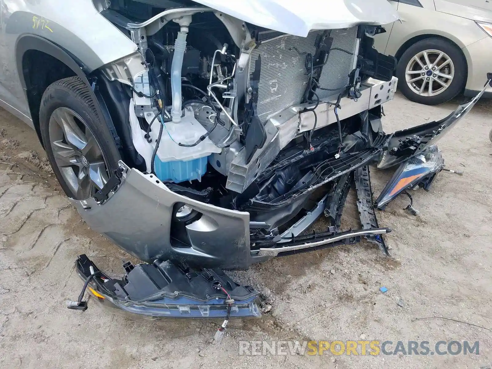 9 Photograph of a damaged car 5TDDZRFH3KS986861 TOYOTA HIGHLANDER 2019