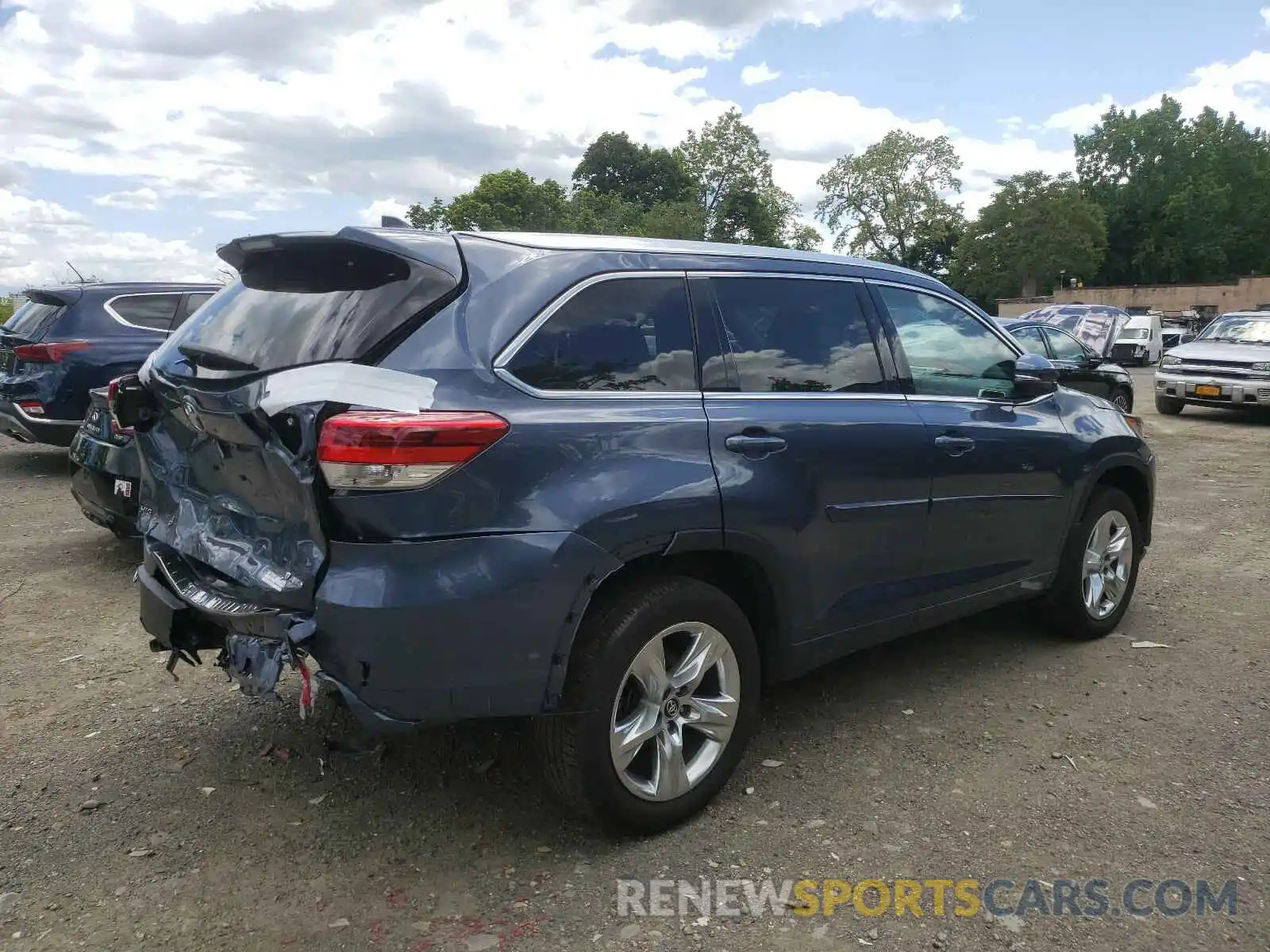 4 Photograph of a damaged car 5TDDZRFH3KS991414 TOYOTA HIGHLANDER 2019