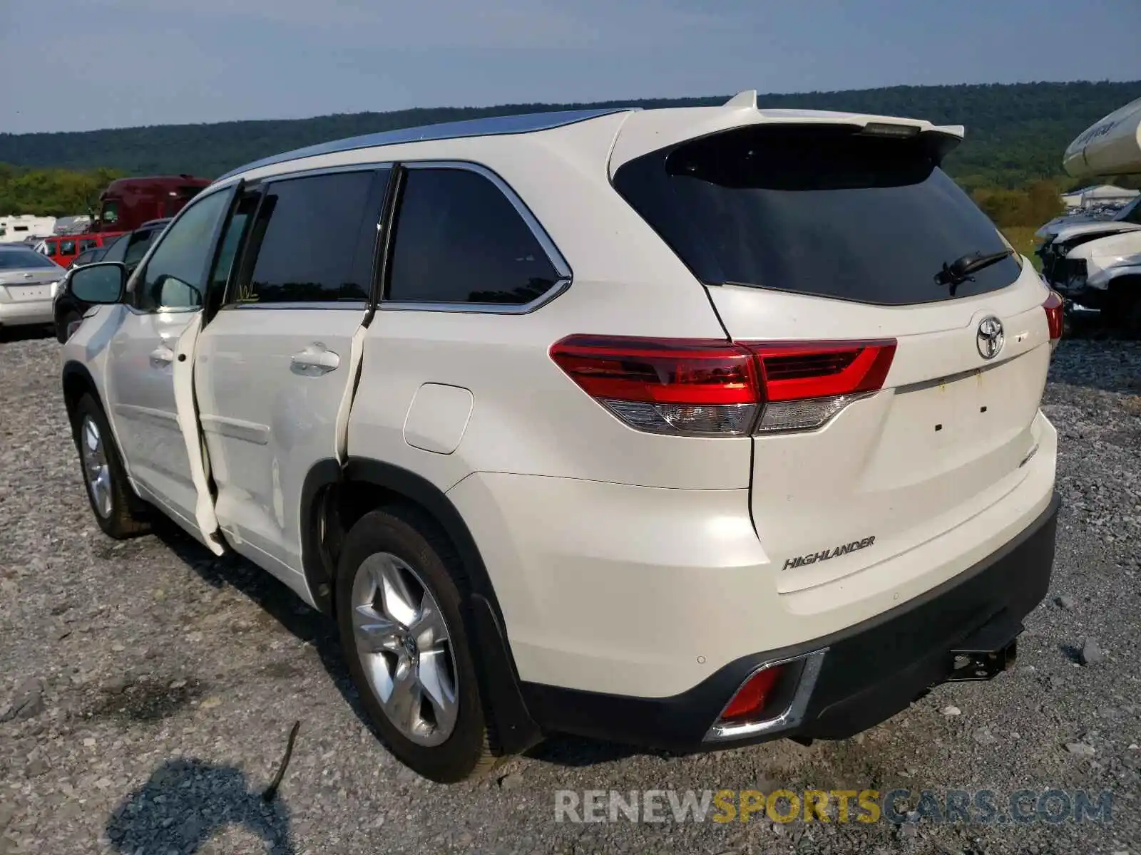 3 Photograph of a damaged car 5TDDZRFH3KS994815 TOYOTA HIGHLANDER 2019