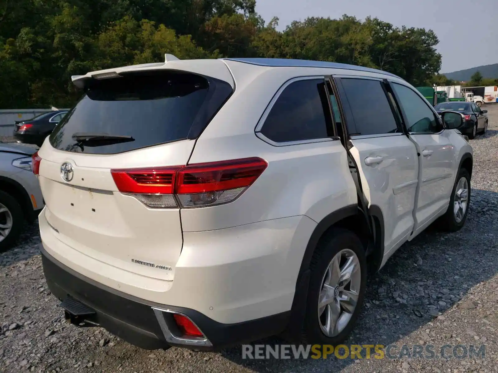 4 Photograph of a damaged car 5TDDZRFH3KS994815 TOYOTA HIGHLANDER 2019