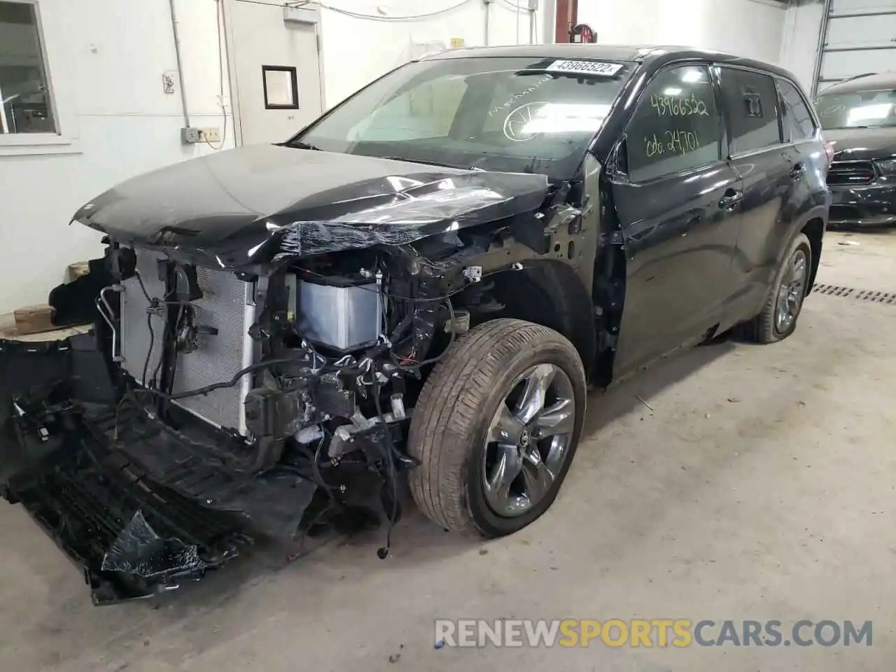 2 Photograph of a damaged car 5TDDZRFH4KS739672 TOYOTA HIGHLANDER 2019