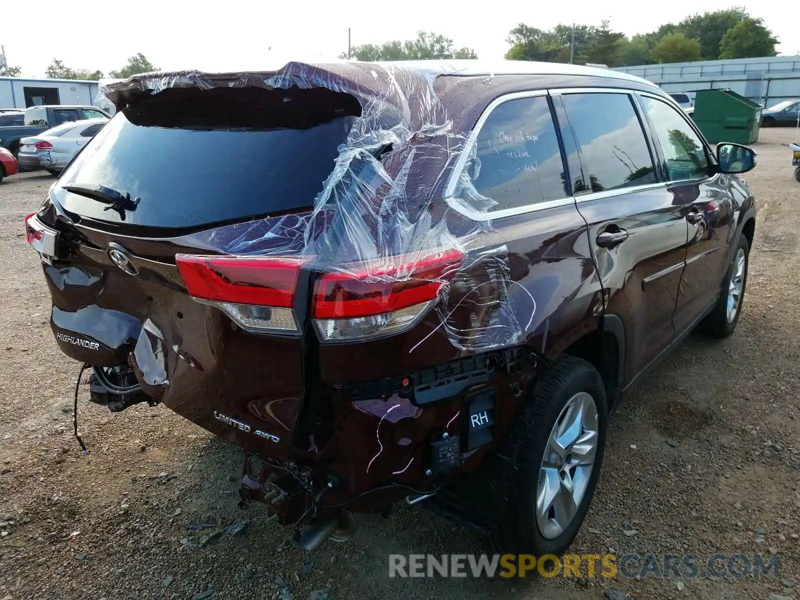 4 Photograph of a damaged car 5TDDZRFH4KS746122 TOYOTA HIGHLANDER 2019