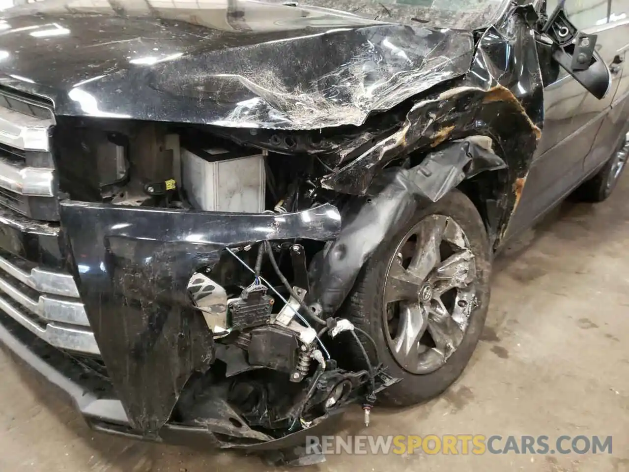 9 Photograph of a damaged car 5TDDZRFH4KS918200 TOYOTA HIGHLANDER 2019