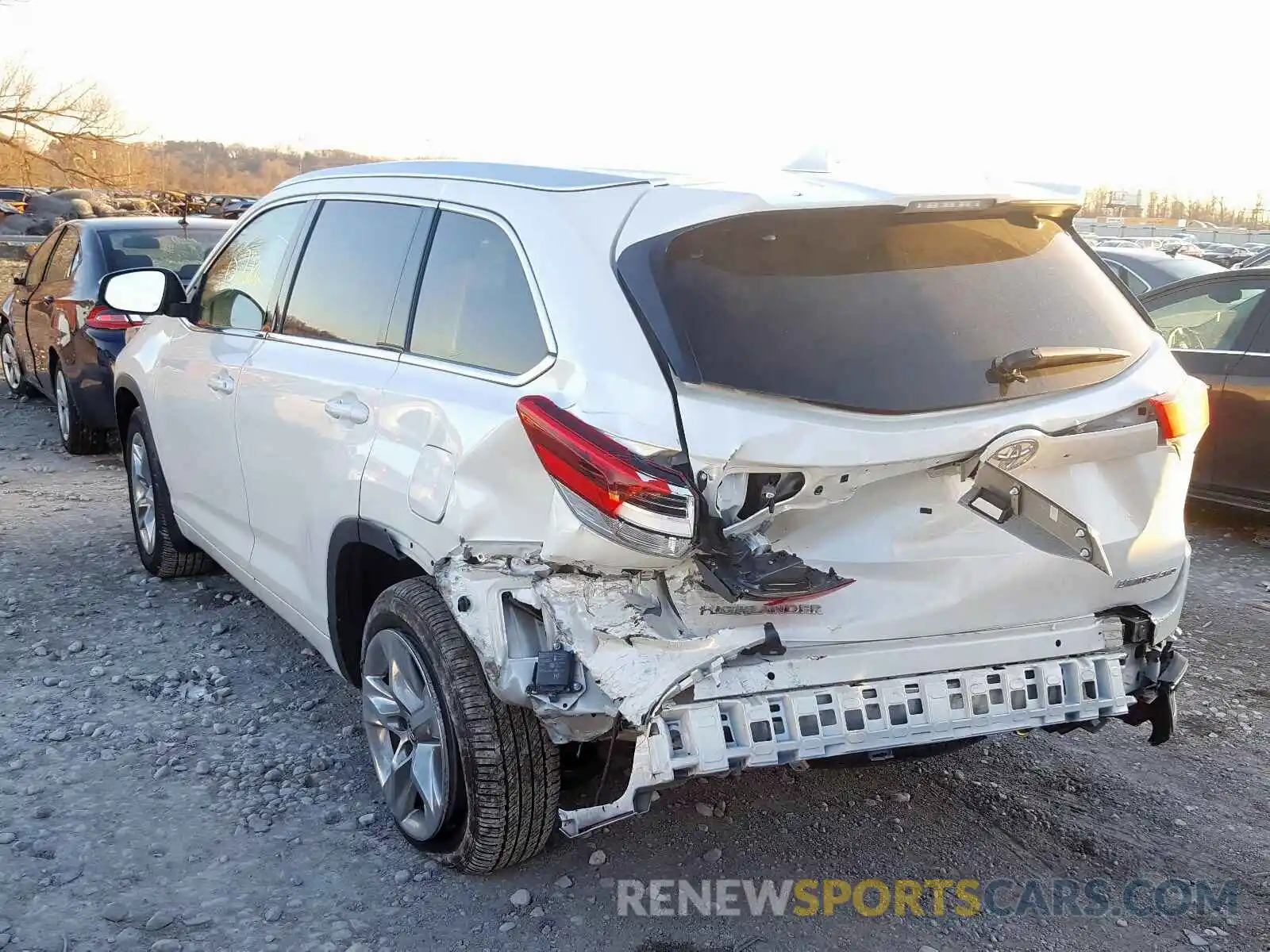 3 Photograph of a damaged car 5TDDZRFH4KS919623 TOYOTA HIGHLANDER 2019