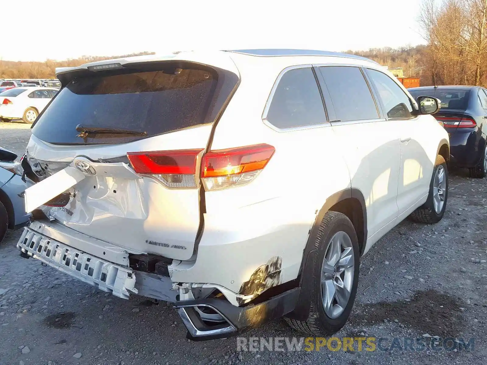 4 Photograph of a damaged car 5TDDZRFH4KS919623 TOYOTA HIGHLANDER 2019