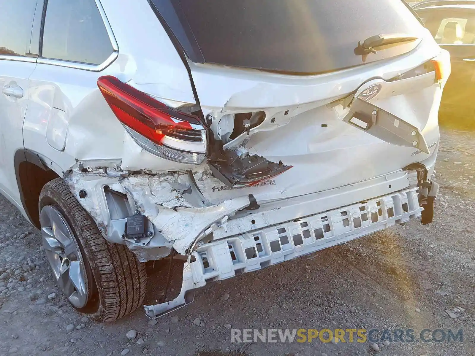 9 Photograph of a damaged car 5TDDZRFH4KS919623 TOYOTA HIGHLANDER 2019