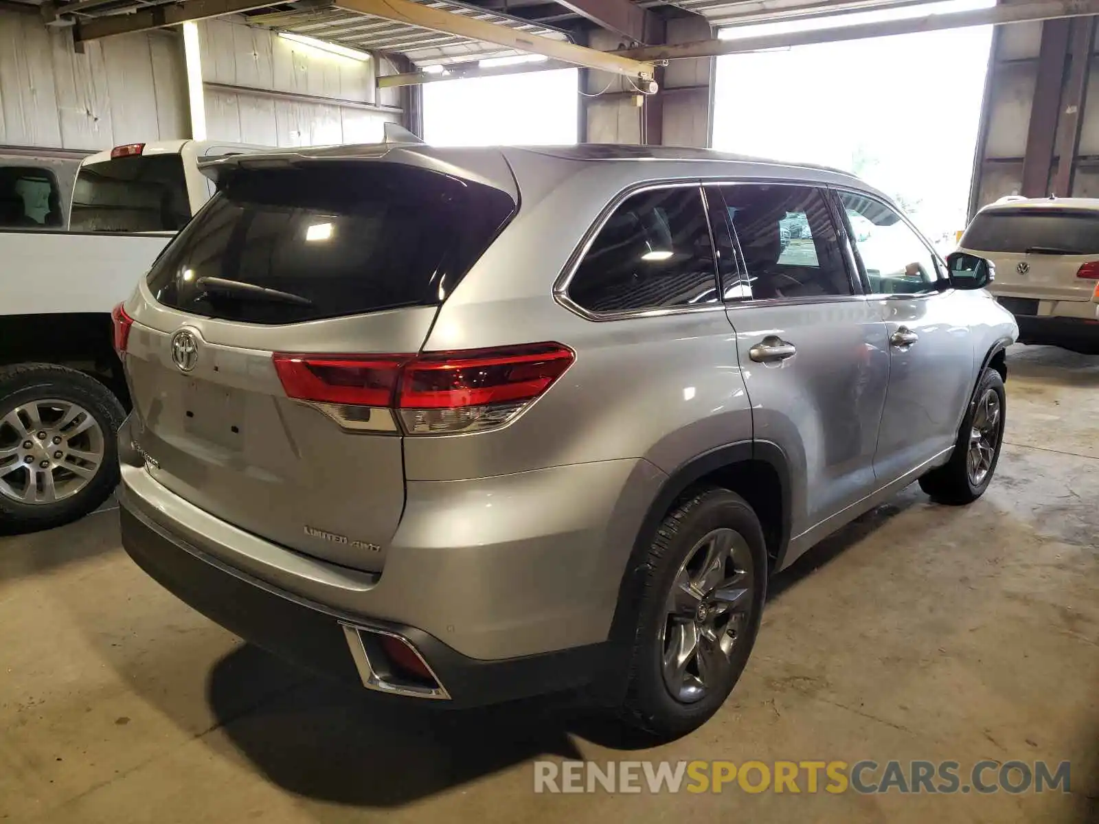 4 Photograph of a damaged car 5TDDZRFH4KS928855 TOYOTA HIGHLANDER 2019