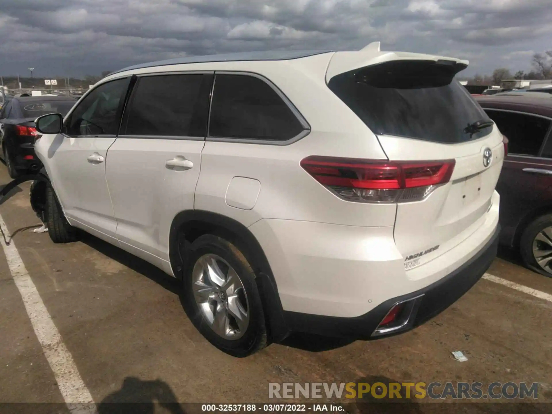 3 Photograph of a damaged car 5TDDZRFH4KS932274 TOYOTA HIGHLANDER 2019