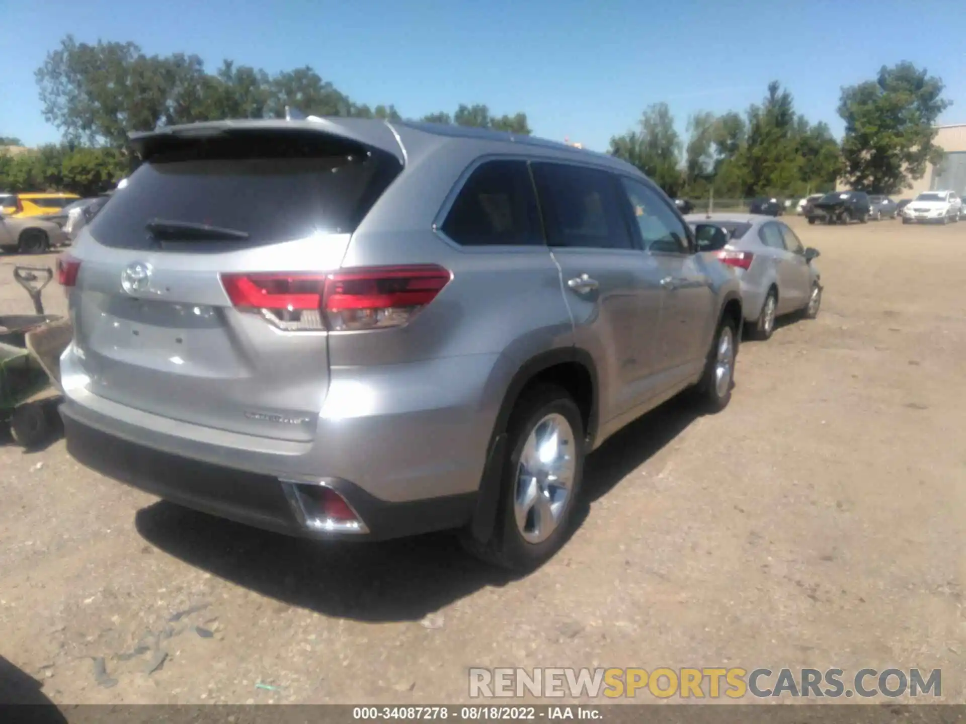 4 Photograph of a damaged car 5TDDZRFH4KS936146 TOYOTA HIGHLANDER 2019