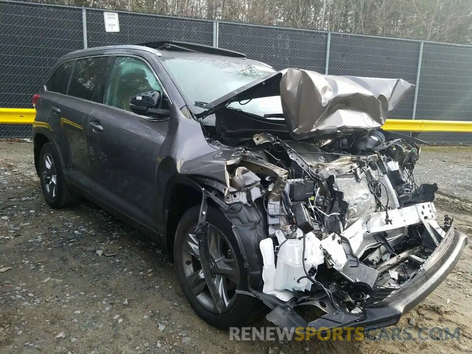 1 Photograph of a damaged car 5TDDZRFH4KS939094 TOYOTA HIGHLANDER 2019