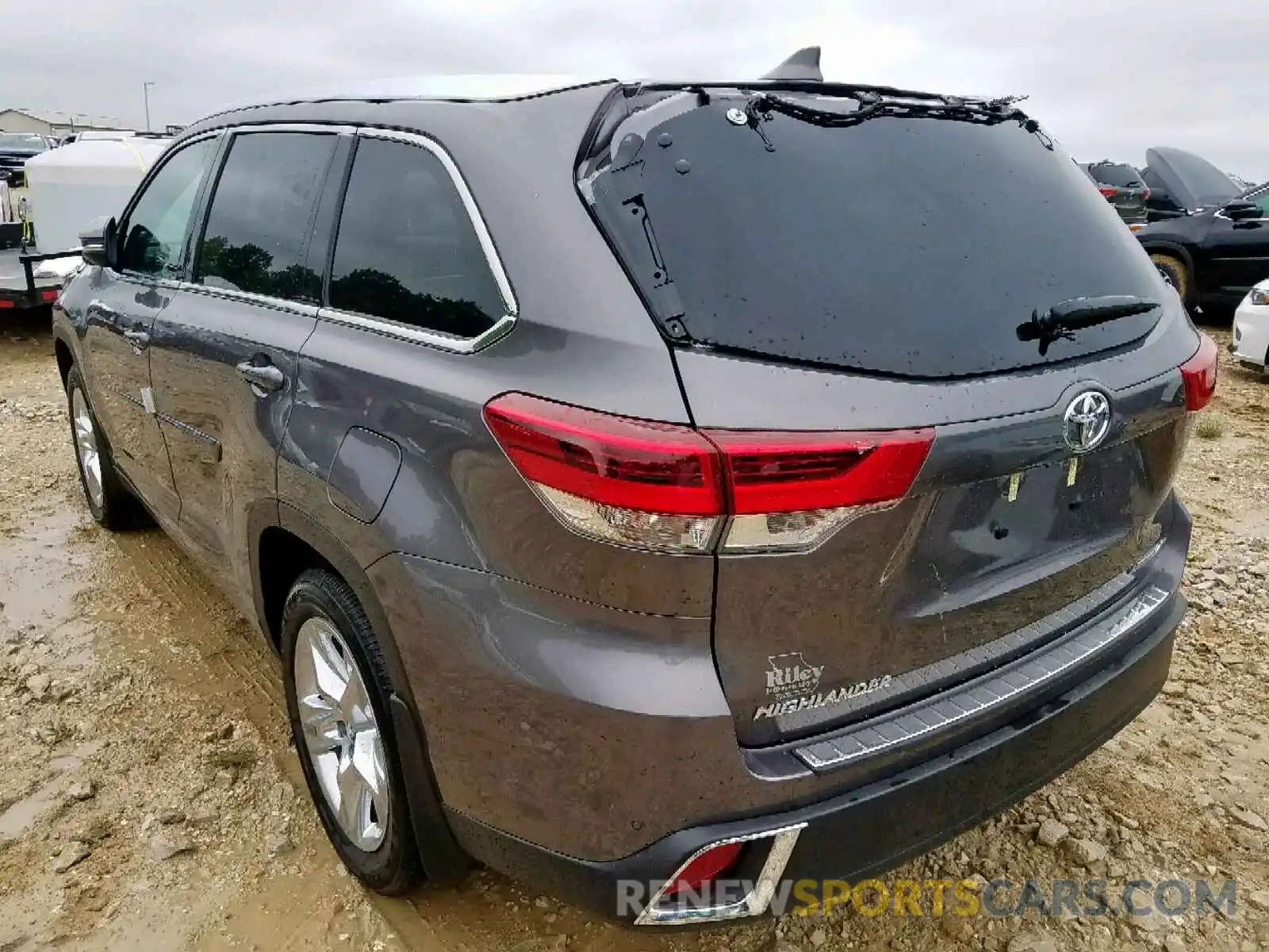 3 Photograph of a damaged car 5TDDZRFH4KS974444 TOYOTA HIGHLANDER 2019