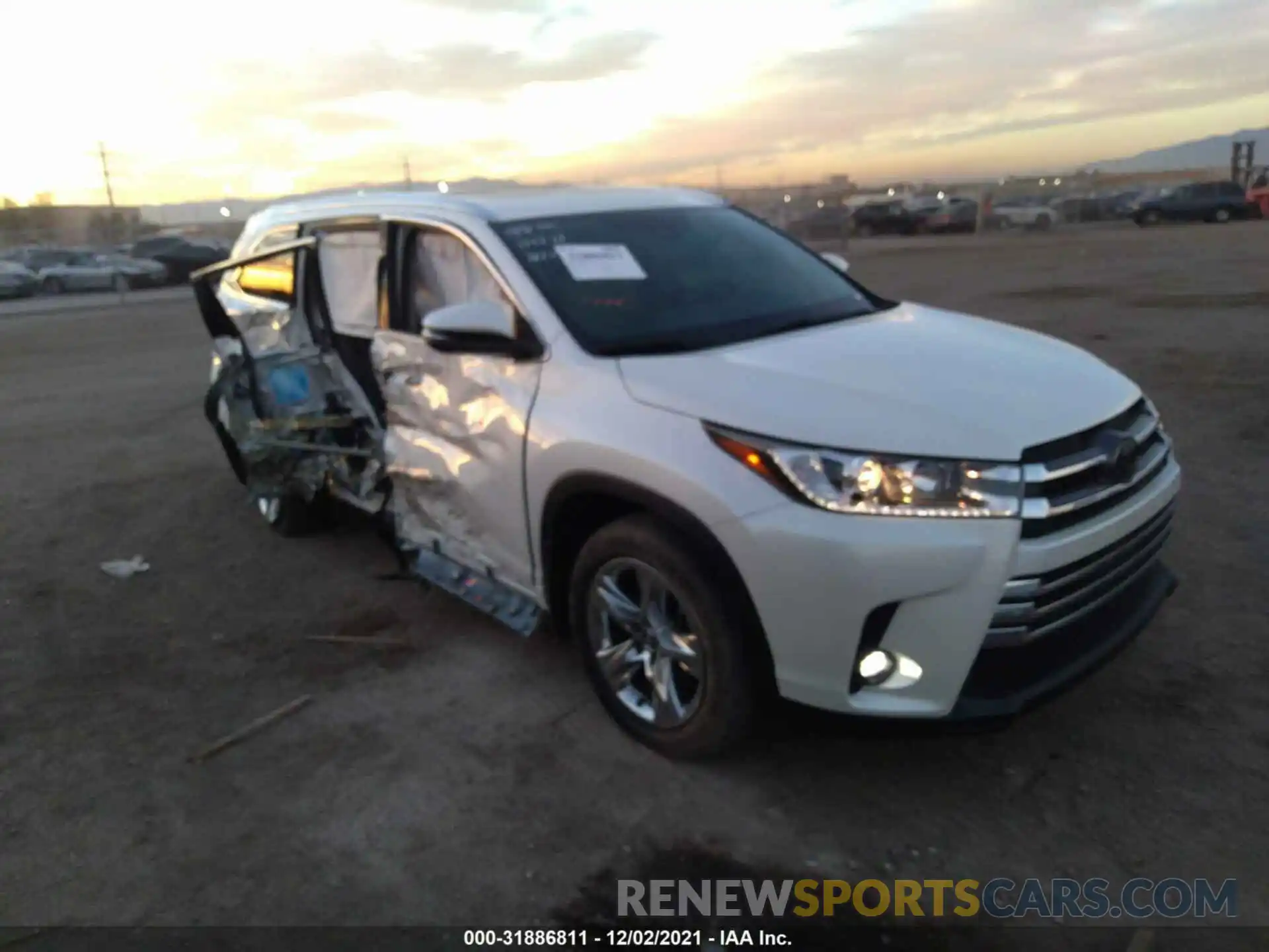 1 Photograph of a damaged car 5TDDZRFH4KS974489 TOYOTA HIGHLANDER 2019