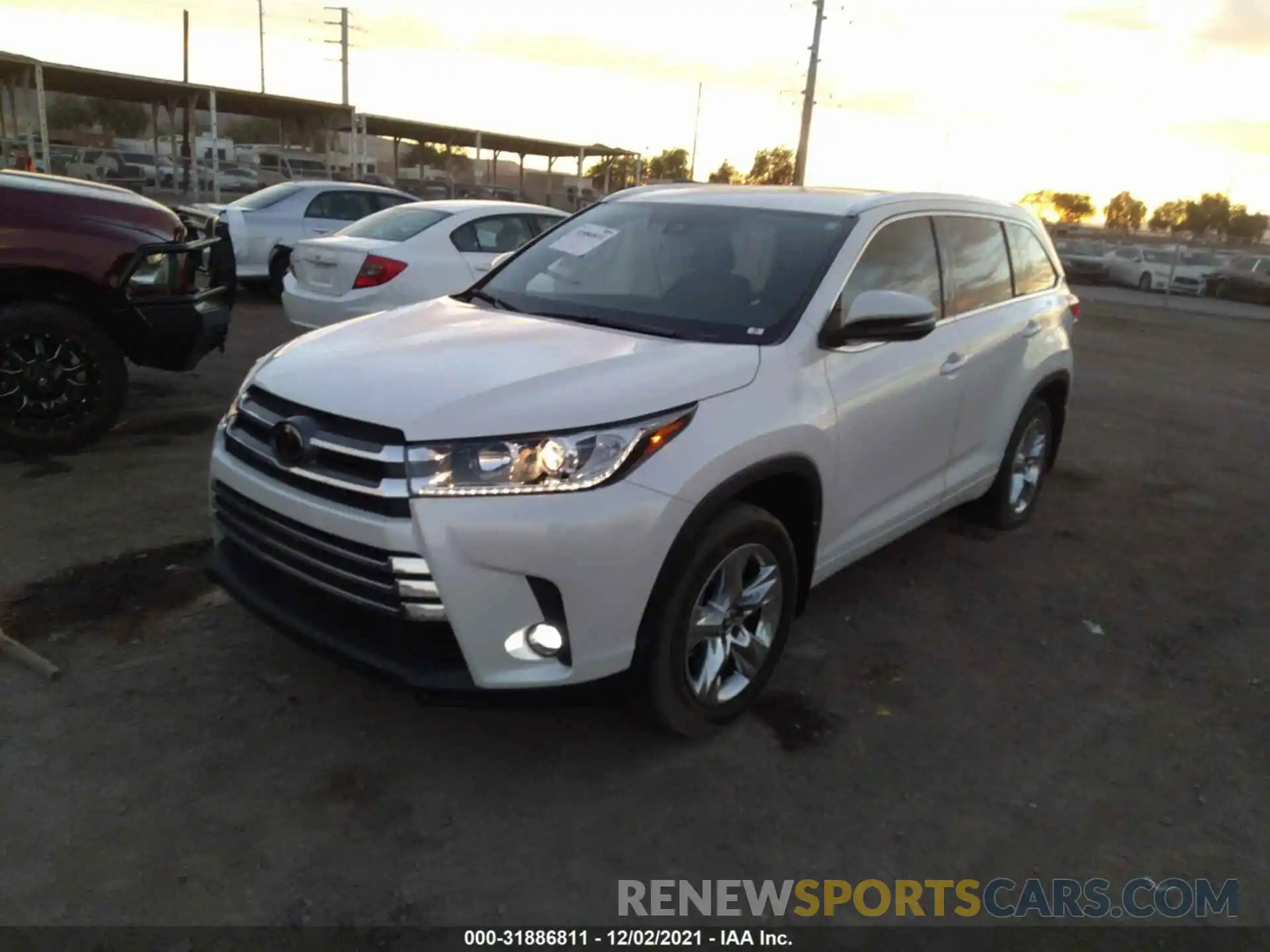 2 Photograph of a damaged car 5TDDZRFH4KS974489 TOYOTA HIGHLANDER 2019