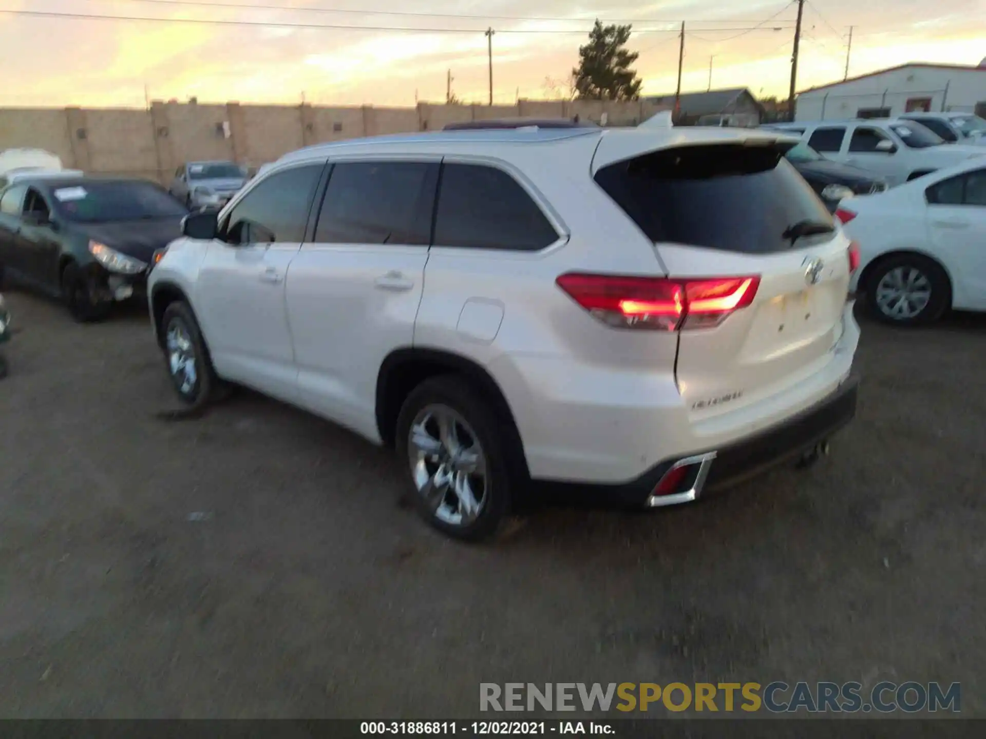 3 Photograph of a damaged car 5TDDZRFH4KS974489 TOYOTA HIGHLANDER 2019