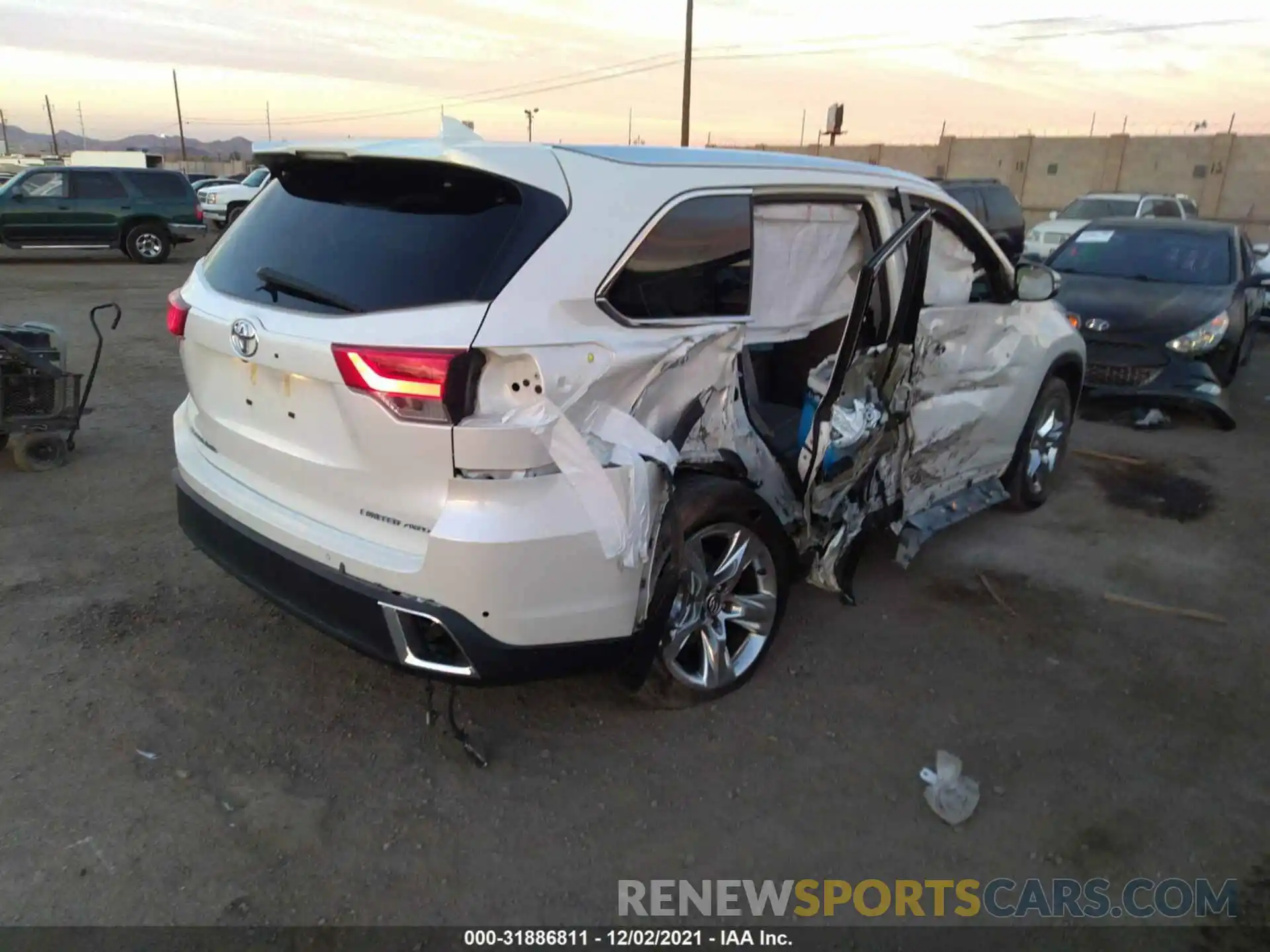 4 Photograph of a damaged car 5TDDZRFH4KS974489 TOYOTA HIGHLANDER 2019