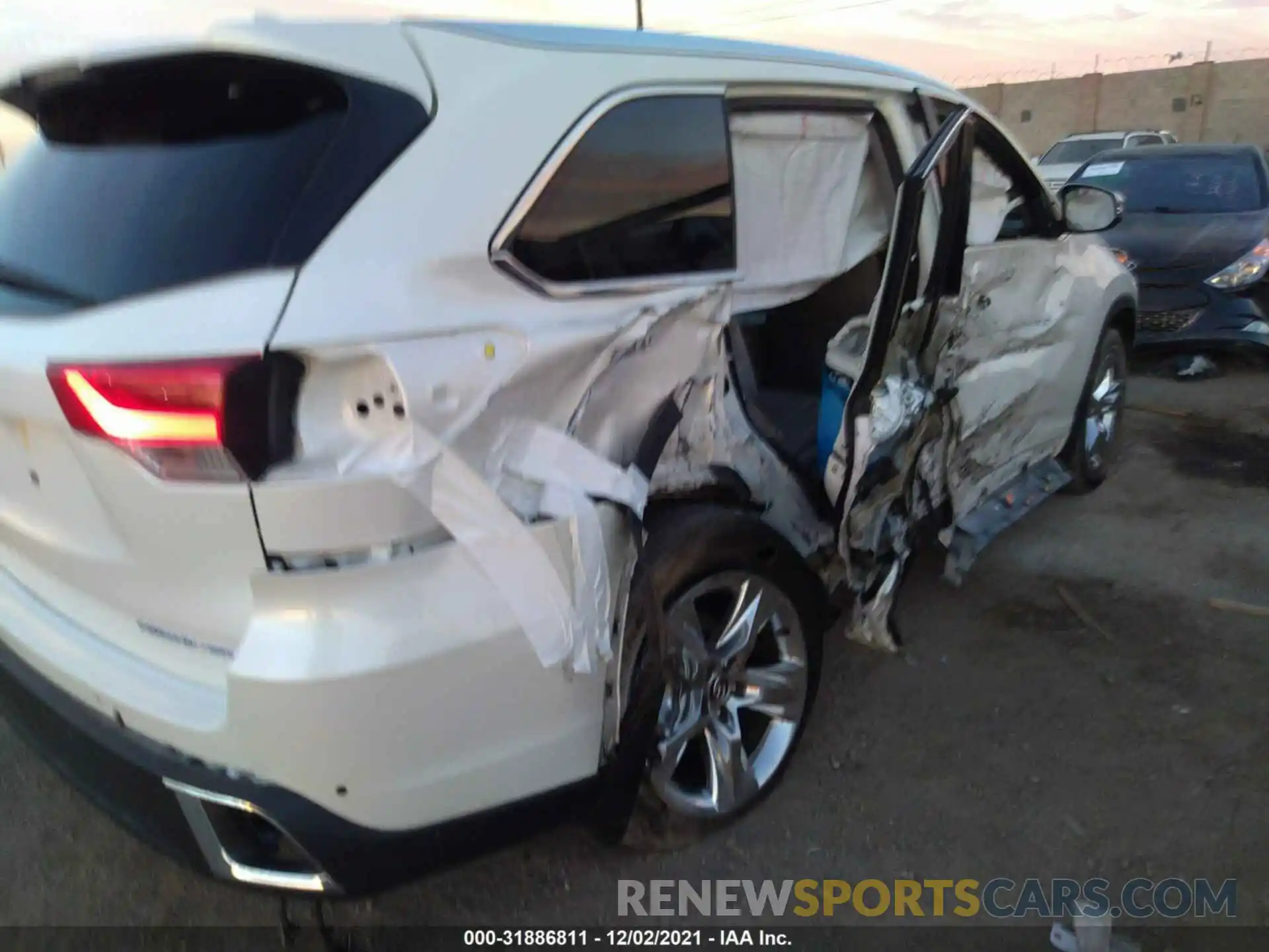 6 Photograph of a damaged car 5TDDZRFH4KS974489 TOYOTA HIGHLANDER 2019