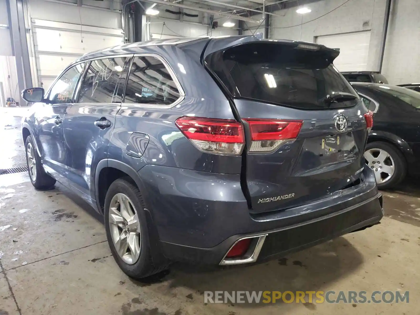 3 Photograph of a damaged car 5TDDZRFH4KS976114 TOYOTA HIGHLANDER 2019