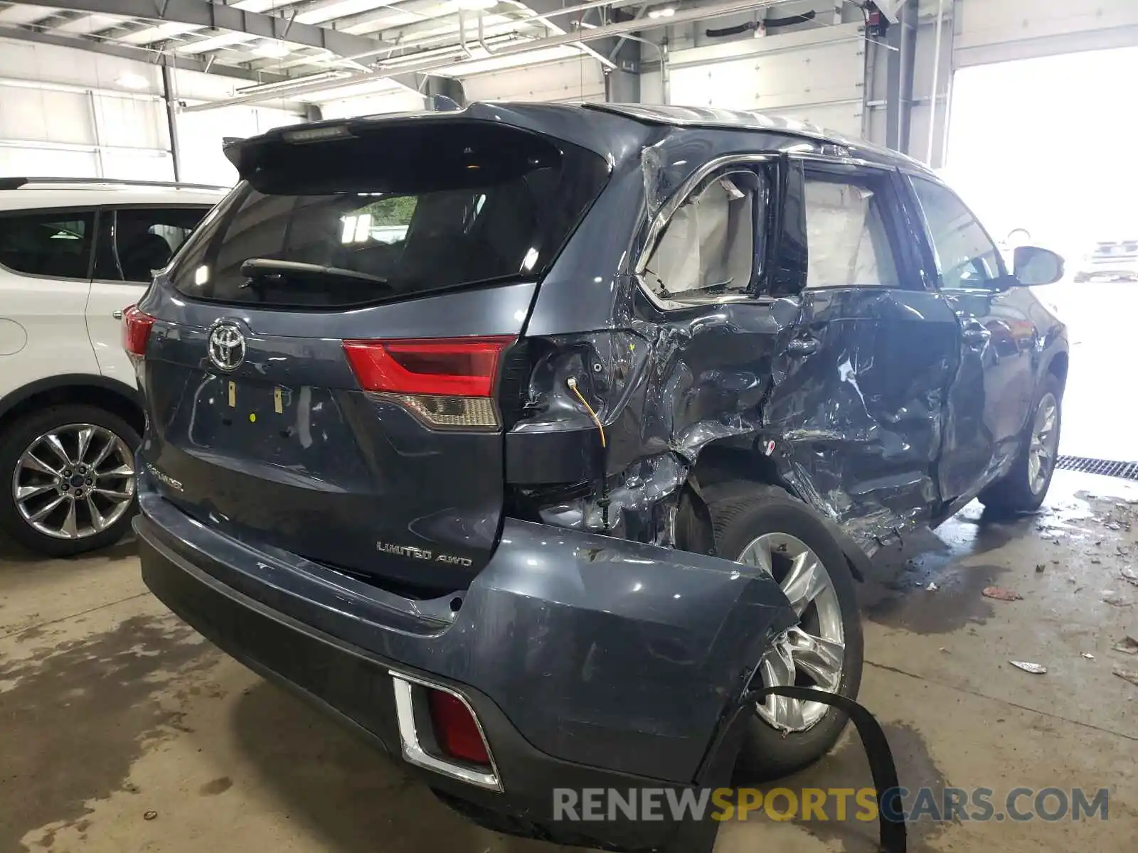 4 Photograph of a damaged car 5TDDZRFH4KS976114 TOYOTA HIGHLANDER 2019