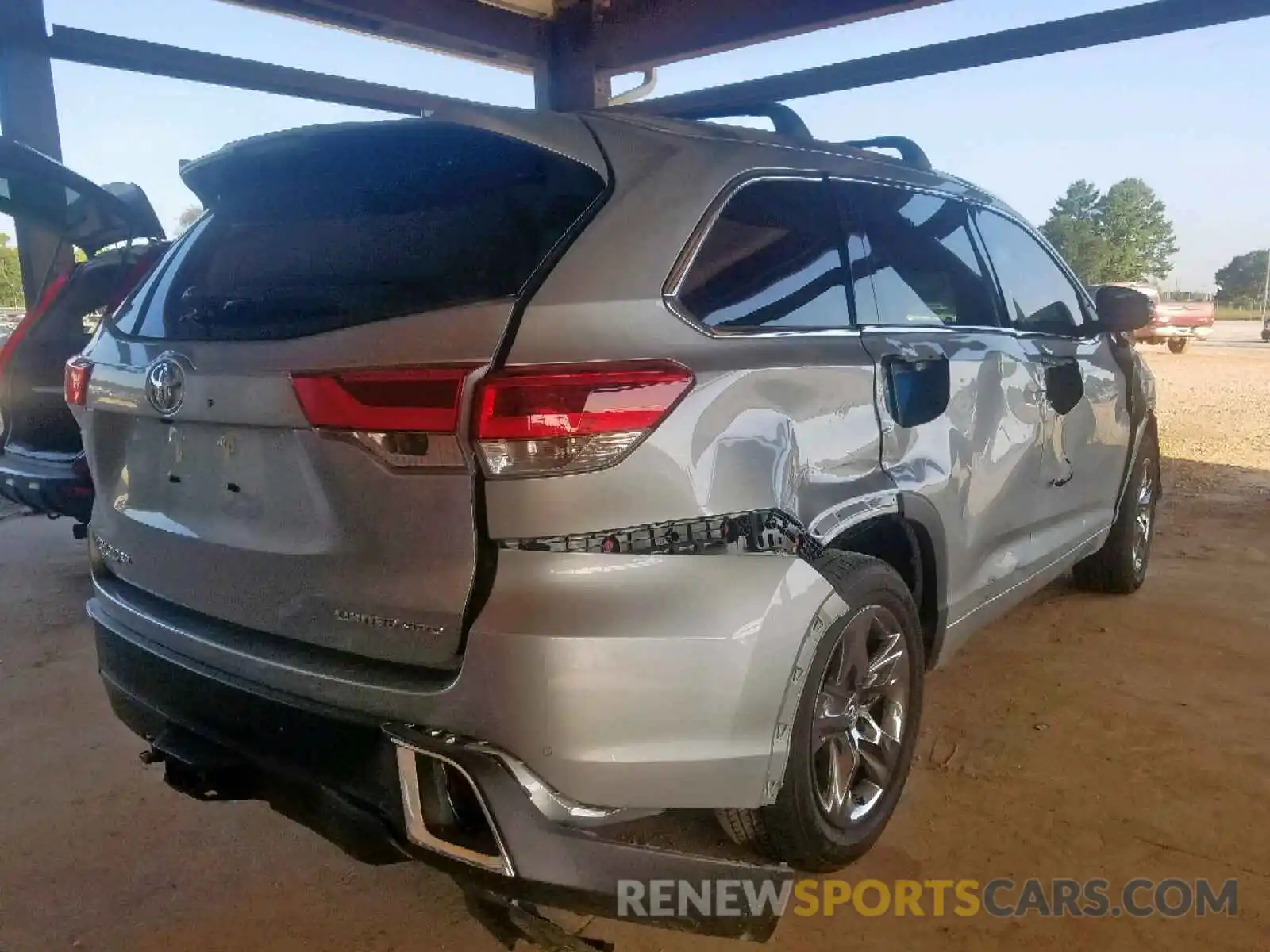 4 Photograph of a damaged car 5TDDZRFH4KS984925 TOYOTA HIGHLANDER 2019