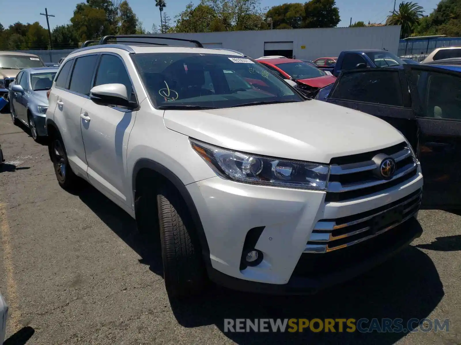 1 Photograph of a damaged car 5TDDZRFH4KS984939 TOYOTA HIGHLANDER 2019