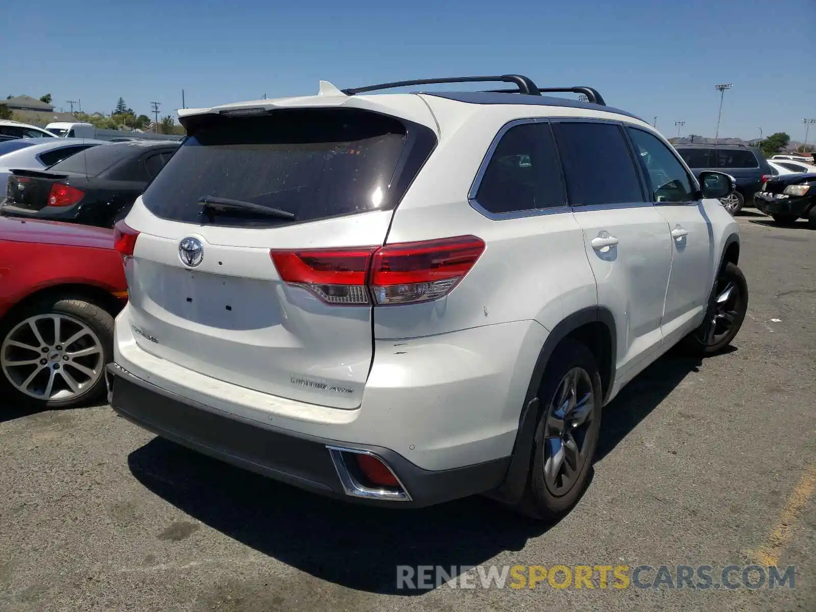 4 Photograph of a damaged car 5TDDZRFH4KS984939 TOYOTA HIGHLANDER 2019