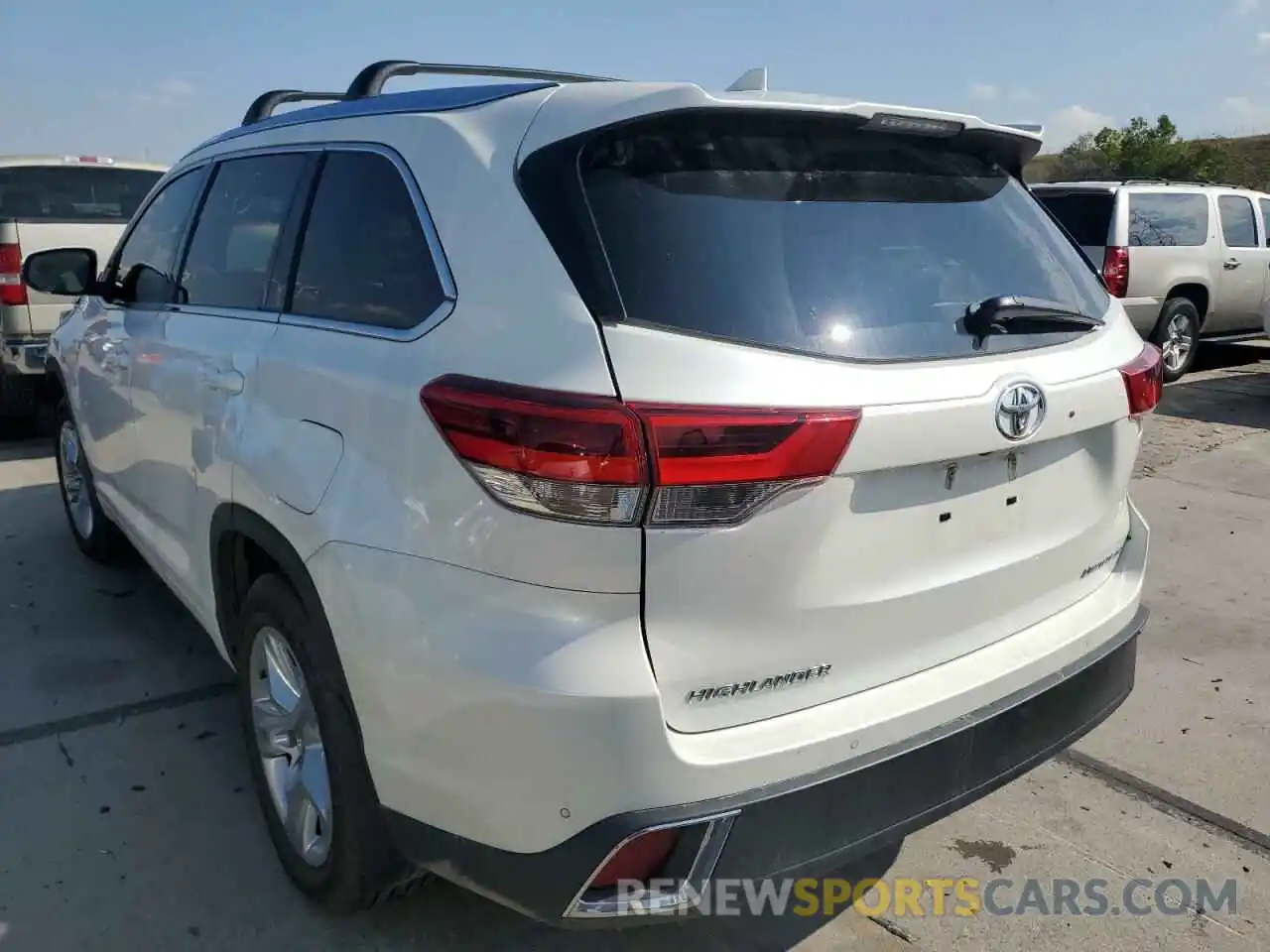 3 Photograph of a damaged car 5TDDZRFH4KS991129 TOYOTA HIGHLANDER 2019